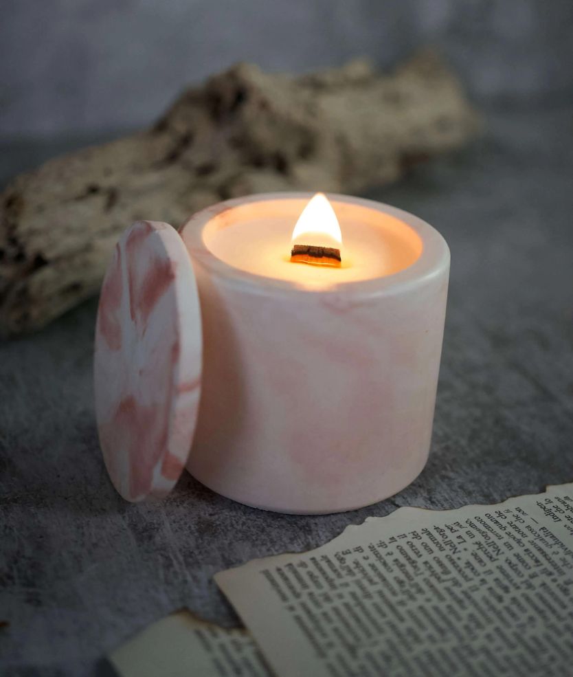 Candela Satis artigianale in marmo rosa con cera di soia profumata e stoppino in legno