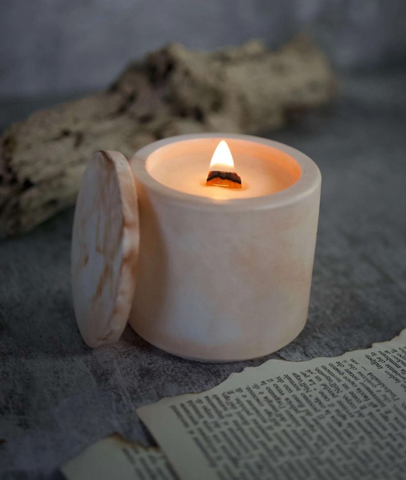 Candela Profumata Satis – Grande Candela in Cera di Soia Effetto Marmo, 45 Ore