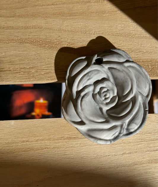 Diffusore portatile grigio per ambiente, realizzato in polvere di ceramica, con design elegante a forma di fiore e fragranza inclusa