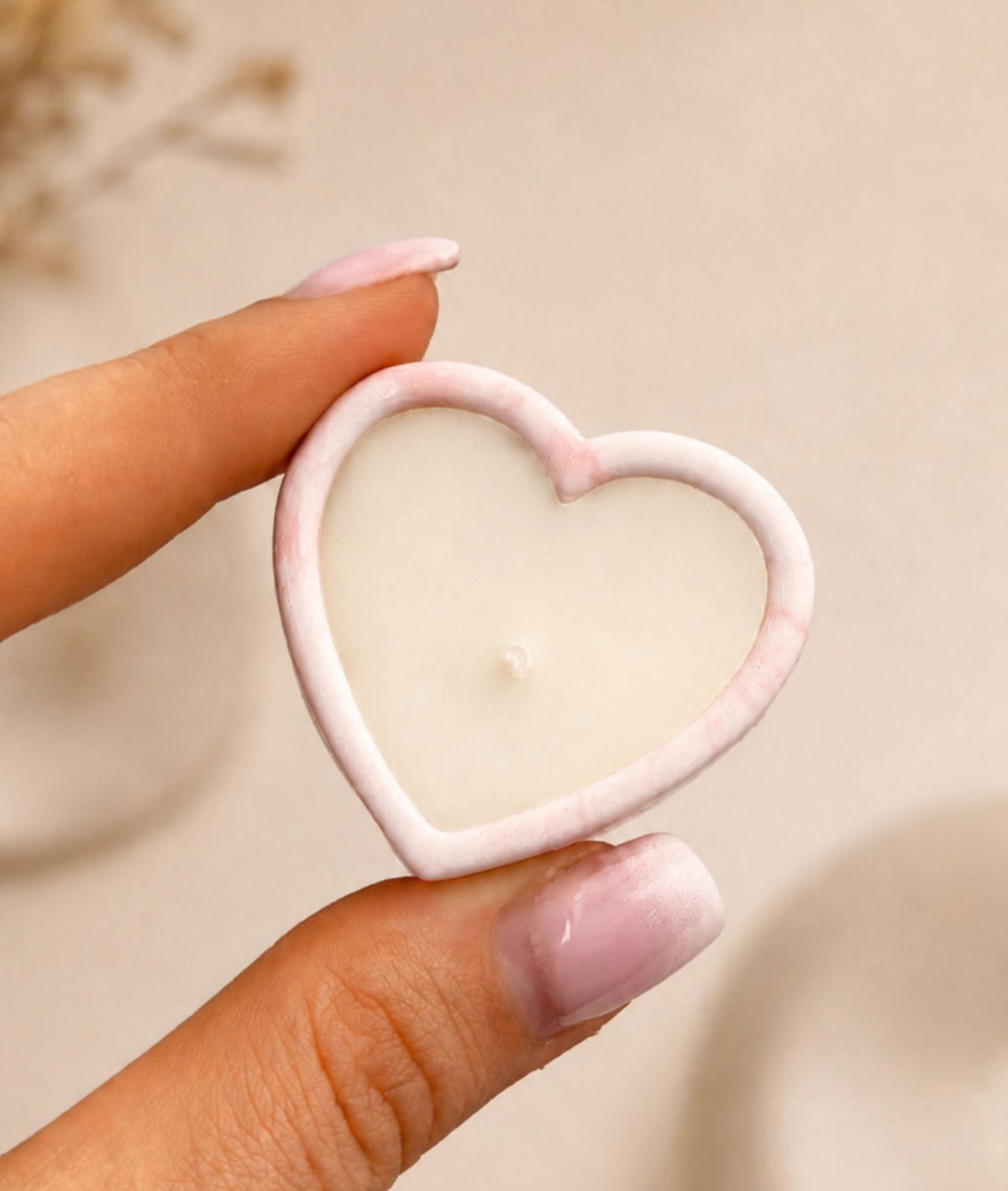 Bomboniera candela Cuore Mini personalizzabile in cera di soia, colore rosa, realizzata artigianalmente da Ignis Decor.