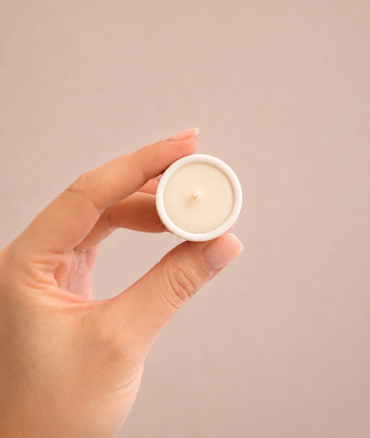Mini candela DOT artigianale in contenitore bianco minimal con cera di soia, Ignis Decor.